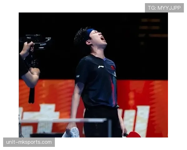 许昕穿着拖鞋抱着限量球拍进门那画面，我瞬间感觉自己太寒酸